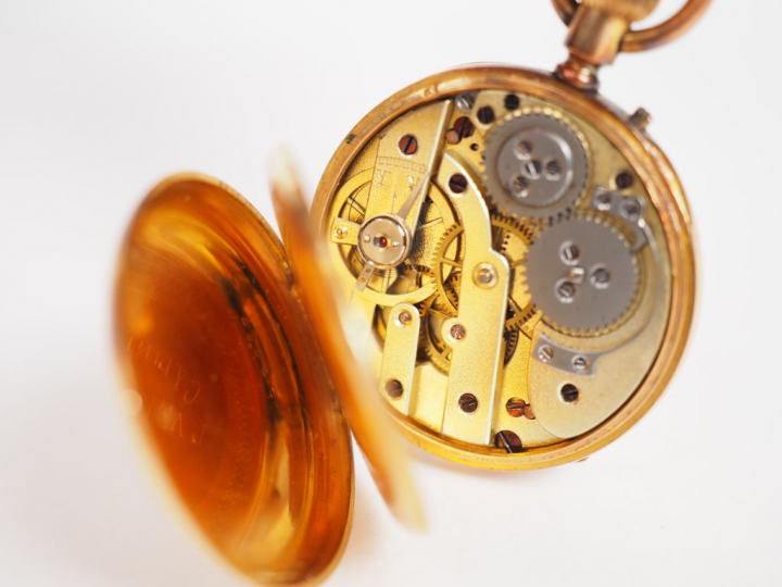 Montre de col en or jaune.  Poids tel. 27,15 g