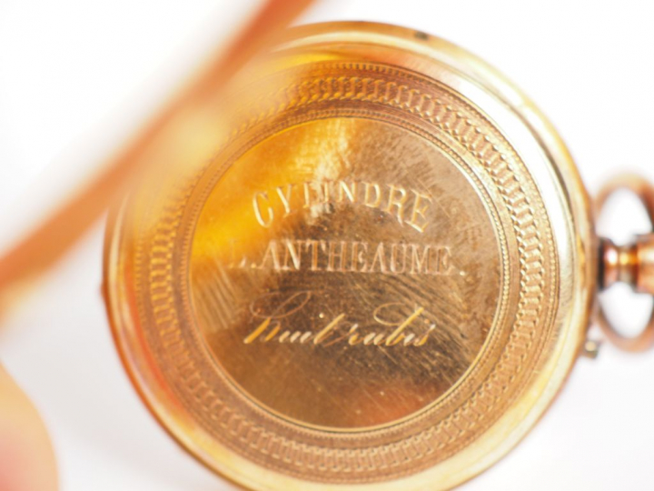 Montre de col en or jaune.  Poids tel. 27,15 g