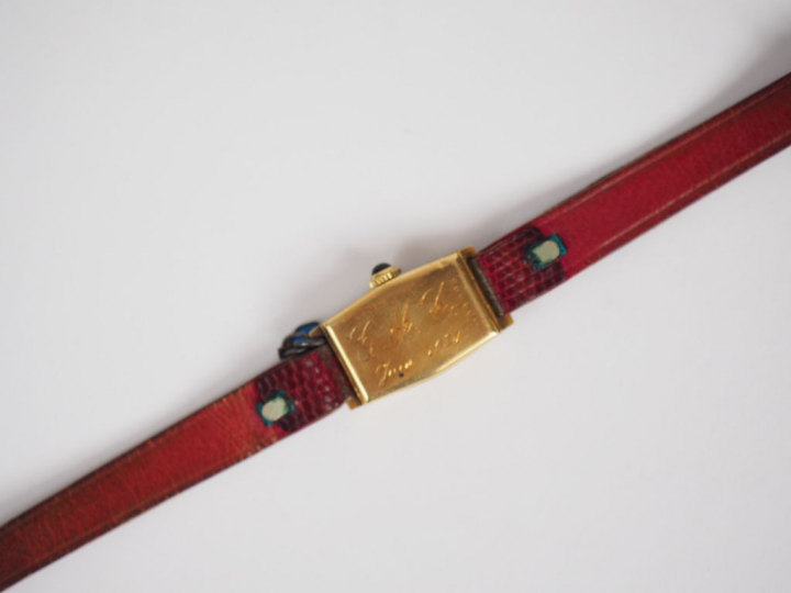 "TRIB" Montre de dame boitier en or jaune agrémenté de petits éclats d