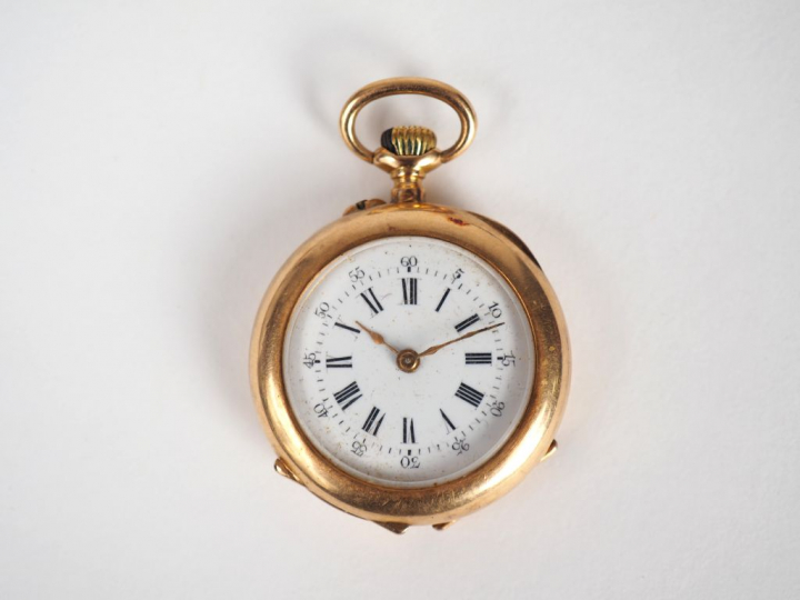 Montre de col en or jaune, à décor gravé de monogramme et d'une couron
