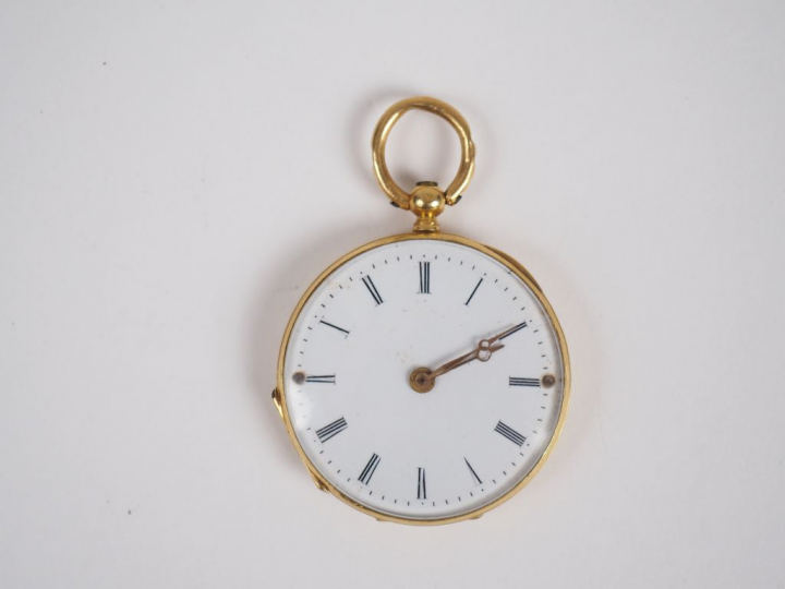 Montre de col en or jaune. Le revers à décor d'une rosace. Cadran émai