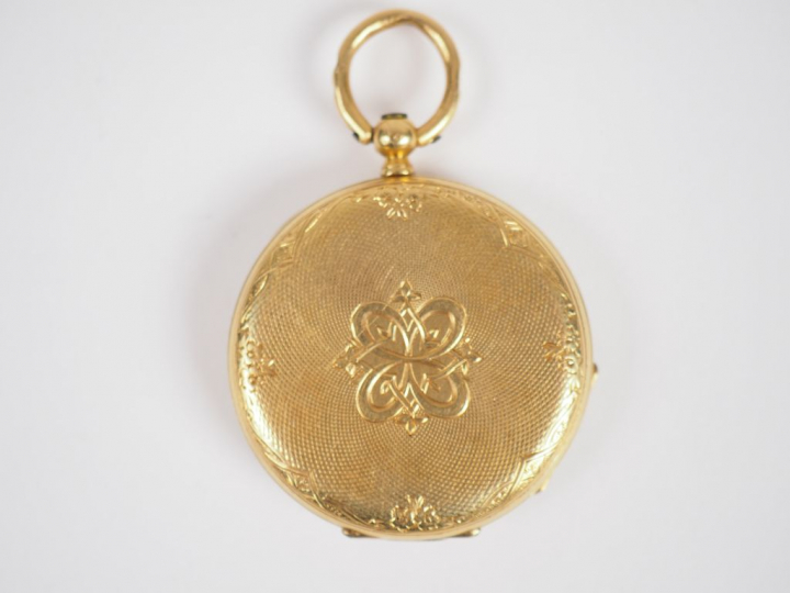 Montre de col en or jaune. Le revers à décor d'une rosace. Cadran émai