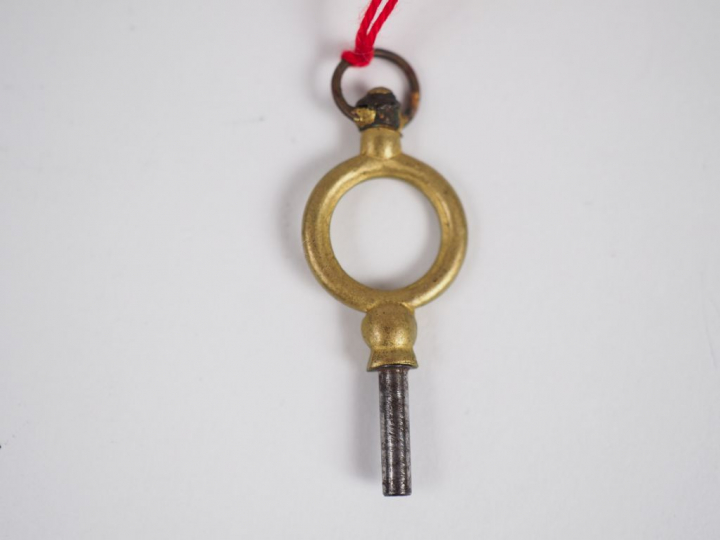 Montre de col en or jaune. Le revers à décor d'une rosace. Cadran émai