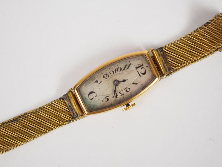 Montre de dame, boitier en or jaune, bracelet en plaqué or.  Poids tel