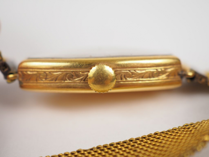 Montre de dame, boitier en or jaune, bracelet en plaqué or.  Poids tel