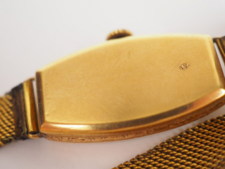 Montre de dame, boitier en or jaune, bracelet en plaqué or.  Poids tel