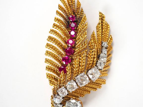 BOUCHERON, Paris.  Broche en or jaune en forme de feuillage, à décor d