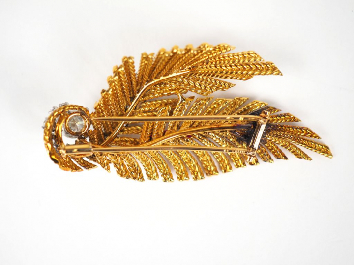 BOUCHERON, Paris.  Broche en or jaune en forme de feuillage, à décor d