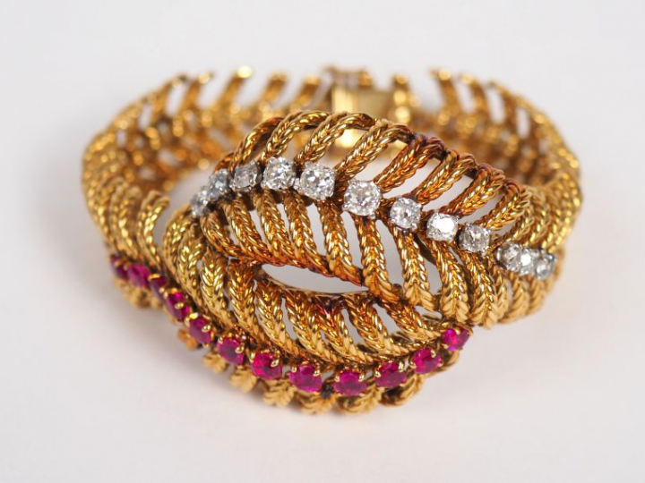 BOUCHERON, Paris.  Bracelet articulé en or jaune, orné d'une ligne de 