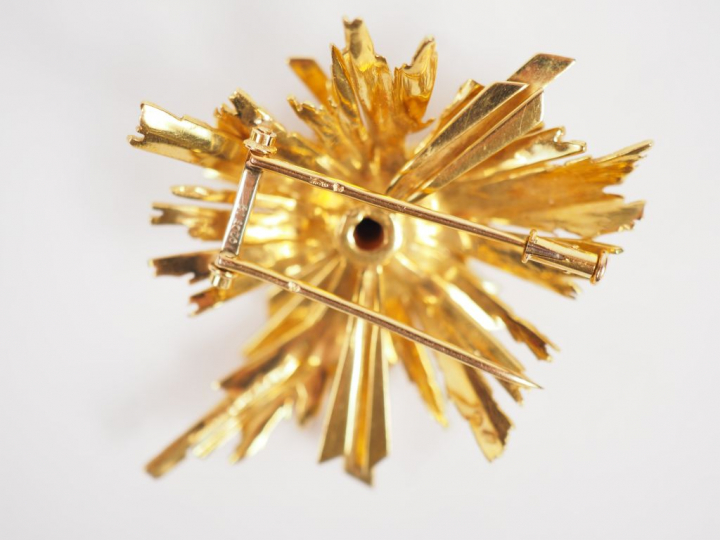 CARTIER, Paris.  Broche en or jaune en forme de soleil stylisé.  Signé