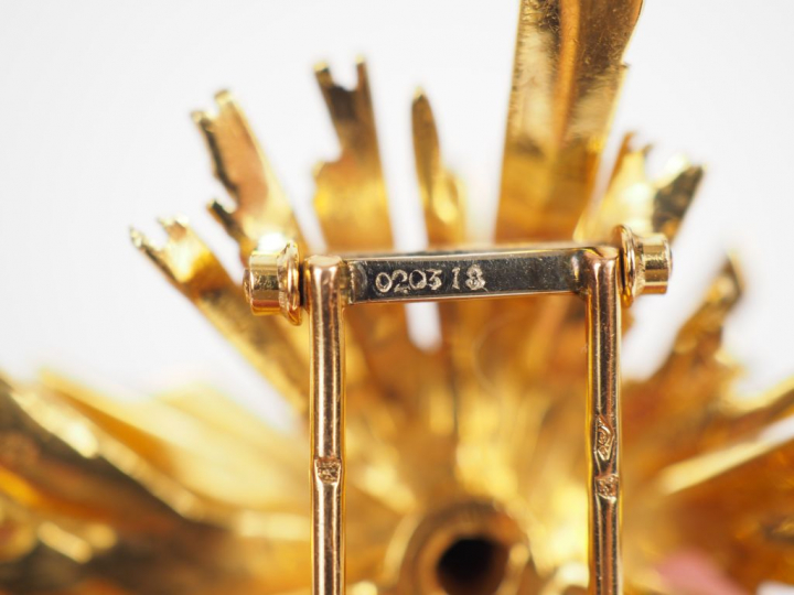 CARTIER, Paris.  Broche en or jaune en forme de soleil stylisé.  Signé