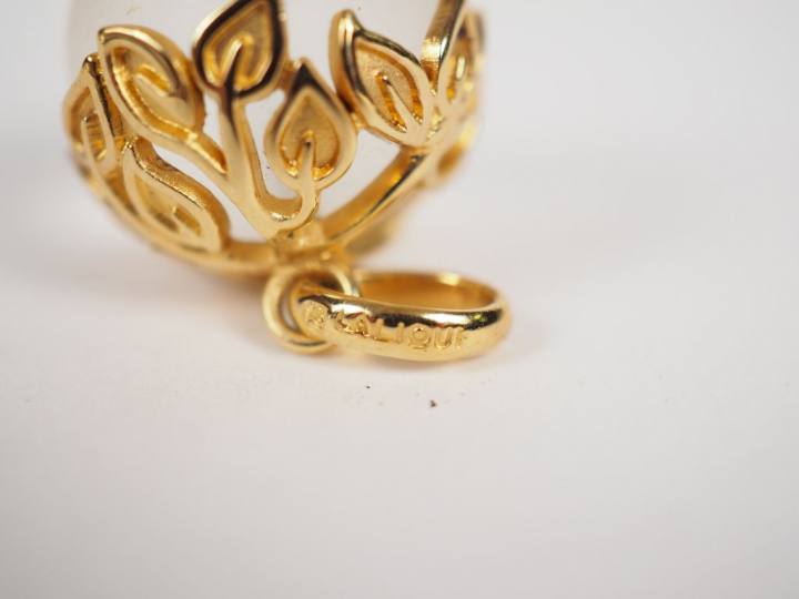 LALIQUE.  Pendentif orné d'une perle de cristal, monture en métal doré
