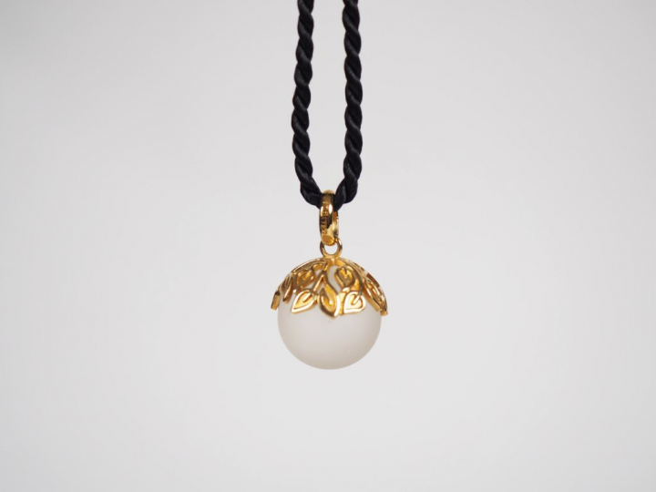 LALIQUE.  Pendentif orné d'une perle de cristal, monture en métal doré