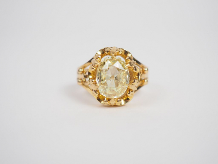 Bague solitaire ornée d'un diamant ovale taille ancienne de 2,68 carat