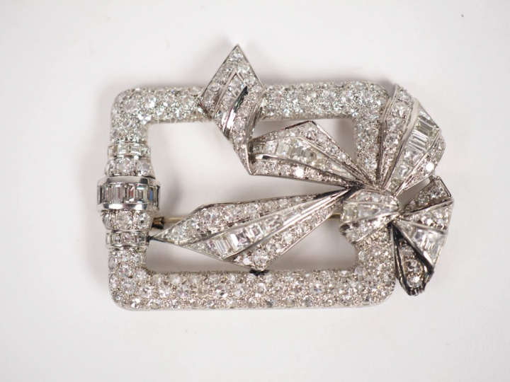 Broche de style Art déco en platine, diamants et diamants baguette, à 
