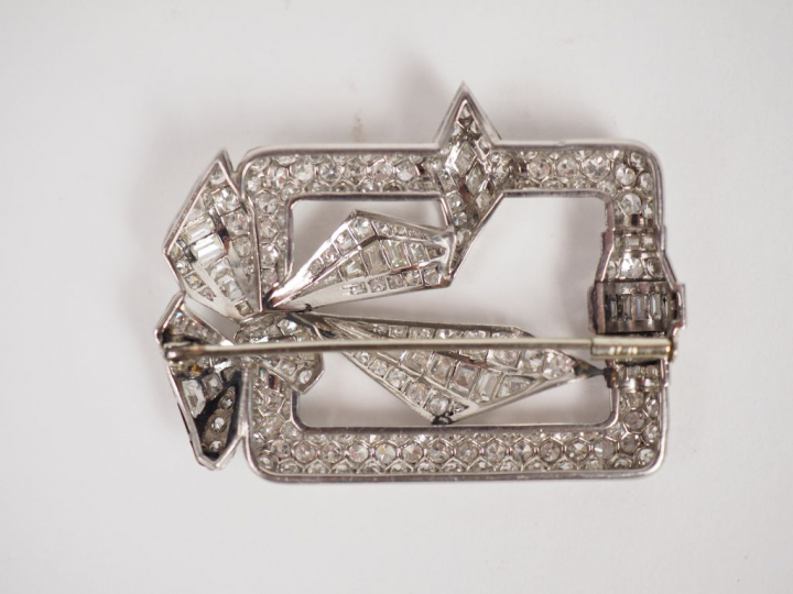 Broche de style Art déco en platine, diamants et diamants baguette, à 