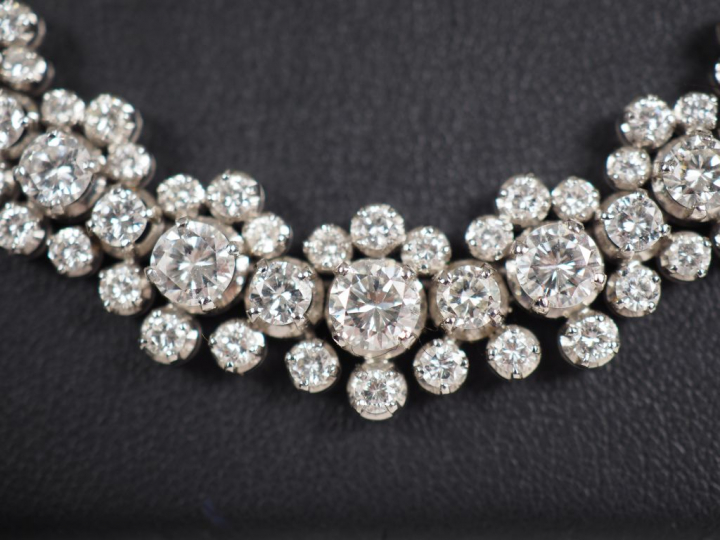 Parure en or blanc et diamant, comprenant :  - un collier, à décor de 