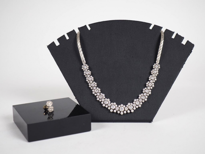 Parure en or blanc et diamant, comprenant :  - un collier, à décor de 