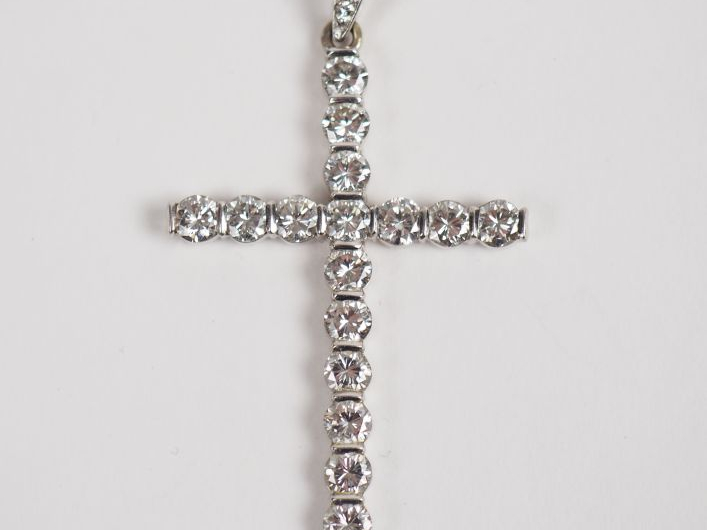 Pendentif en forme de croix en or blanc serti de dix-sept diamants, bé