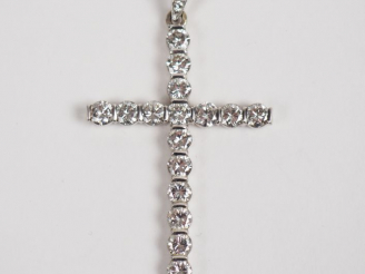 Vente aux enchères Pendentif en forme de croix en or blanc serti de dix-sept diamants, bé