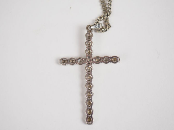 Pendentif en forme de croix en or blanc serti de dix-sept diamants, bé