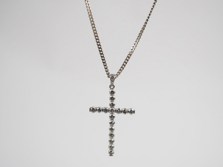 Pendentif en forme de croix en or blanc serti de dix-sept diamants, bé