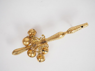 Vente aux enchères Hochet XVIIIème en or jaune, orné de six grelots.  M.O : LL H. 15,5 cm