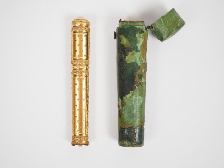 Etui à cire XVIIIème formant cachet en or jaune, à décor de frises de 