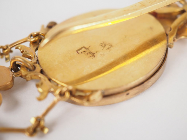 Châtelaine XVIIIème et une montre aveugle en or jaune, à décor d'armoi