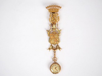 Vente aux enchères Châtelaine XIXème et une montre en or jaune, à décor d'armoiries et de