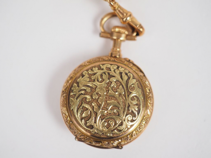 Châtelaine XIXème et une montre en or jaune, à décor d'armoiries et de