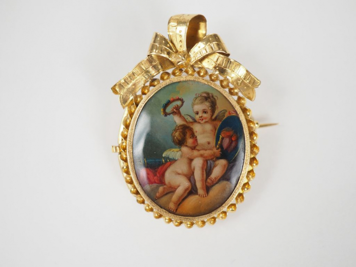 Broche de style Louis XVI en or jaune, ornée en son centre d'une minia
