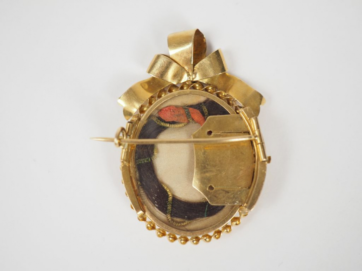 Broche de style Louis XVI en or jaune, ornée en son centre d'une minia