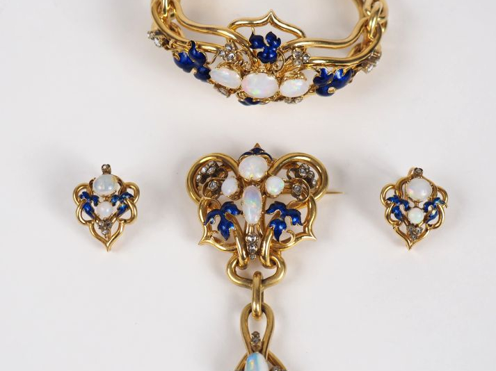Parure Napoléon III en or jaune, opales, roses et émail bleu nuit à dé