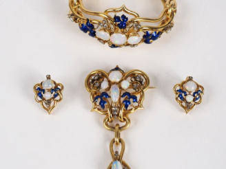 Vente aux enchères Parure Napoléon III en or jaune, opales, roses et émail bleu nuit à dé