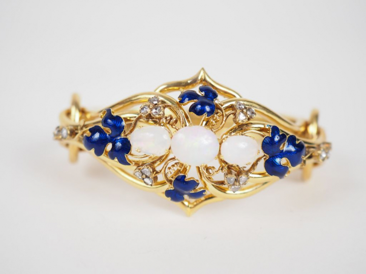 Parure Napoléon III en or jaune, opales, roses et émail bleu nuit à dé