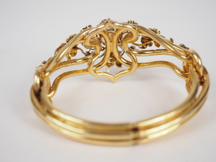 Parure Napoléon III en or jaune, opales, roses et émail bleu nuit à dé