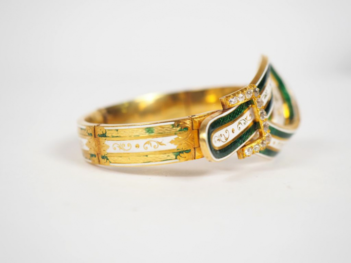 Bracelet Napoléon III en or jaune, émail blanc et vert en forme de rub