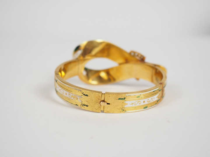 Bracelet Napoléon III en or jaune, émail blanc et vert en forme de rub