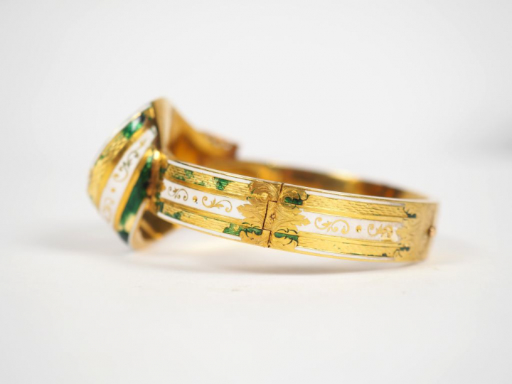 Bracelet Napoléon III en or jaune, émail blanc et vert en forme de rub
