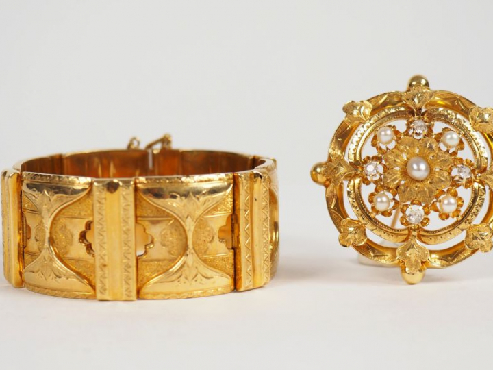 Bracelet transformable Napoléon III en or jaune, roses et perles, mail