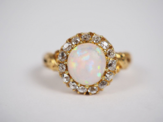 Vente aux enchères Bague marguerite en or jaune, ornée en son centre d'une opale entourée