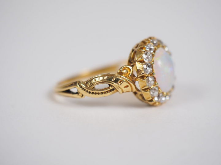 Bague marguerite en or jaune, ornée en son centre d'une opale entourée