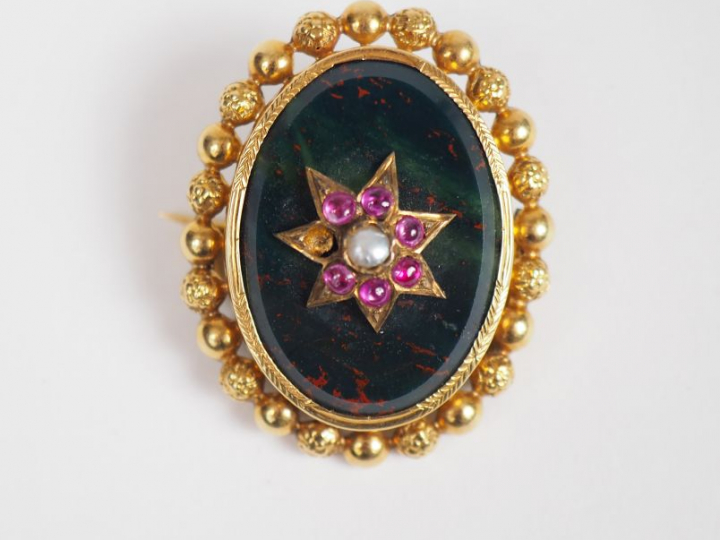 Broche Napoléon III en or jaune, jaspe sanguin, perles et pierres rose
