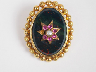 Vente aux enchères Broche Napoléon III en or jaune, jaspe sanguin, perles et pierres rose