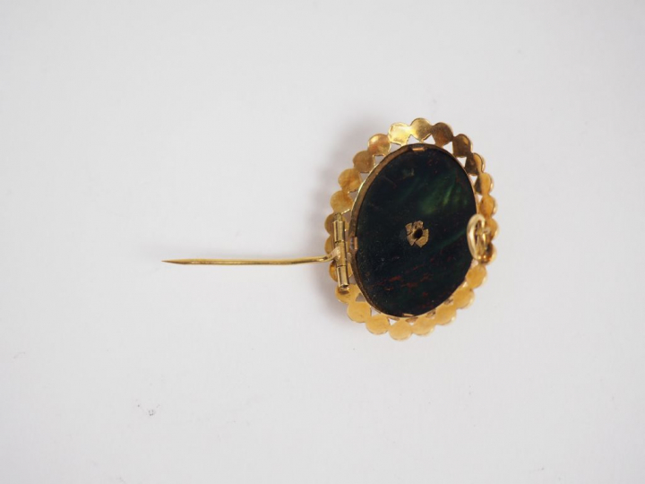 Broche Napoléon III en or jaune, jaspe sanguin, perles et pierres rose