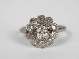 Vente aux enchères Bague marguerite en or blanc, ornée en son centre d'un diamant entouré