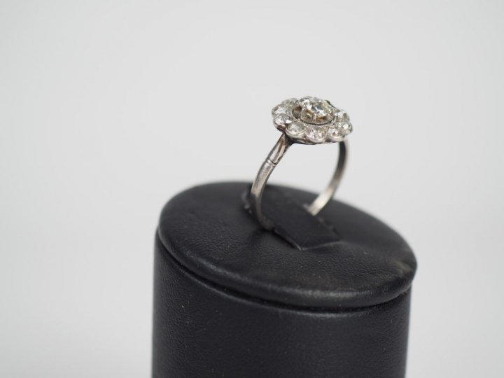 Bague marguerite en or blanc, ornée en son centre d'un diamant entouré