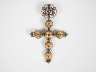 Vente aux enchères Croix provençale XIXème en argent et vermeil, ornée de roses.  9,5 x 6