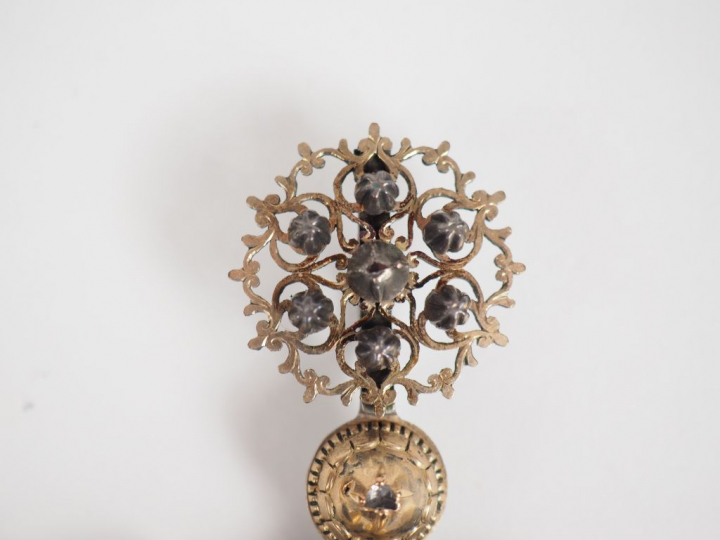 Croix provençale XIXème en argent et vermeil, ornée de roses.  9,5 x 6